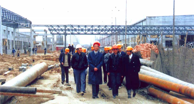 Zeng Peiyan, the then Vice Minister of the Ministry of Electronics Industry, inspected the project of Shaanxi Picture Tube Factory