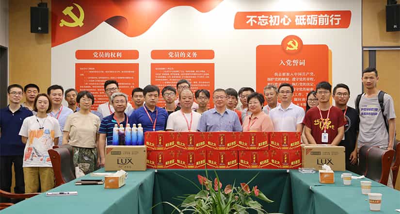 Group photo of the 2019 high-temperature consolation visit to Jiang Cultural Center